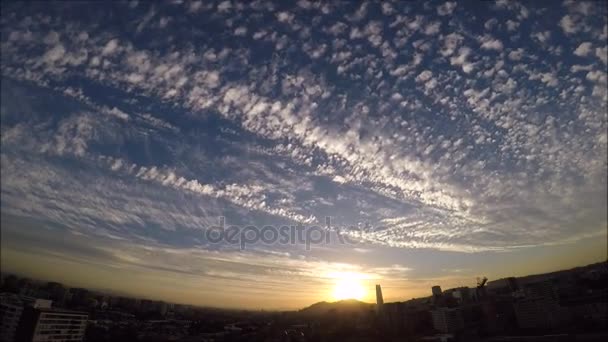 Solnedgång moln i staden Santiago, Chile — Stockvideo