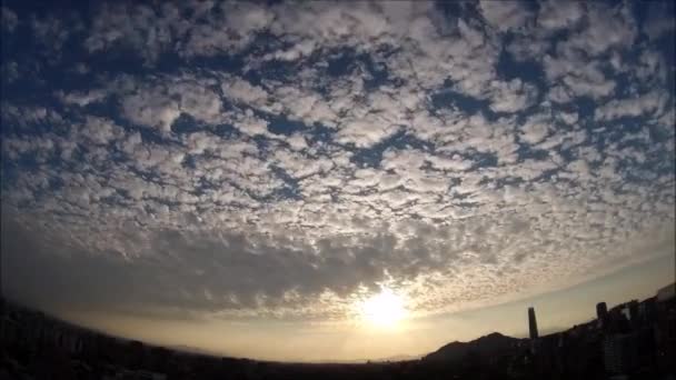 Nuvole al tramonto nella città di Santiago, Cile — Video Stock