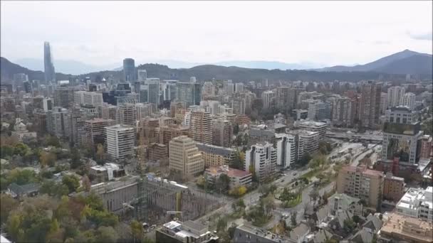 Vista aérea del dron de Santiago la capital de Chile — Vídeo de stock