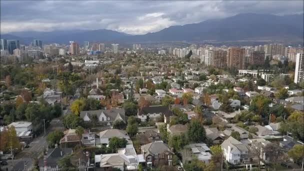 Luchtfoto van het gedreun van Santiago, de hoofdstad van Chili — Stockvideo