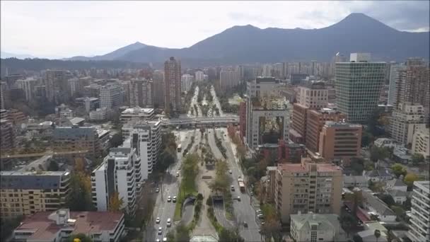 Luchtfoto van het gedreun van Santiago, de hoofdstad van Chili — Stockvideo