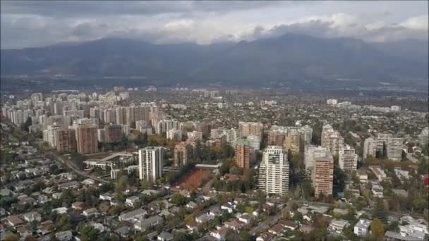 智利首都圣地亚哥的无人驾驶飞机鸟瞰图 — 图库视频影像