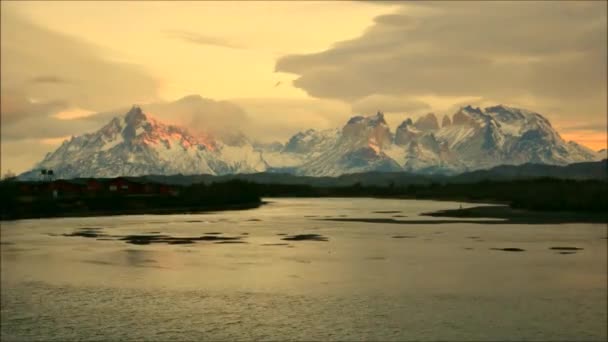 Παγετώνας και τα σύννεφα στο Torres Del Paine στην Παταγονία της Χιλής — Αρχείο Βίντεο