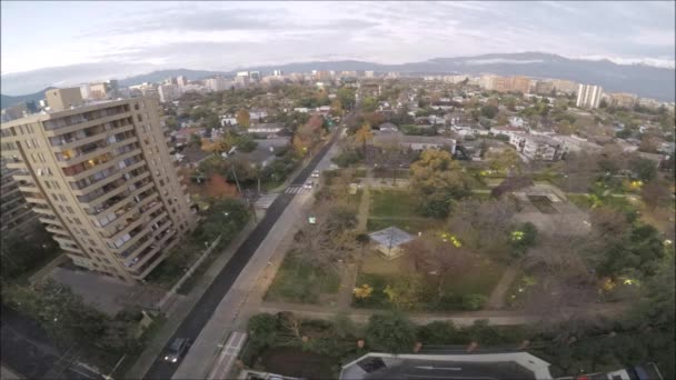 Vista aérea de parques y edificios en Santiago, Chile — Vídeo de stock