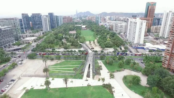 Vue aérienne du parc et des bâtiments en Santiago, le Chili — Photo