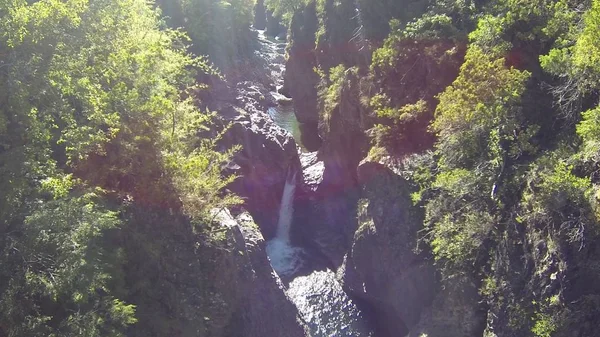 Luchtfoto van een rivier en waterval in Chili — Stockfoto