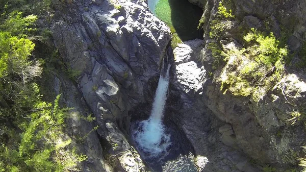 Photo aérienne d'une rivière et d'une cascade au Chili — Photo