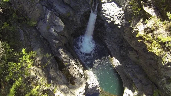 Photo aérienne d'une rivière et d'une cascade au Chili — Photo