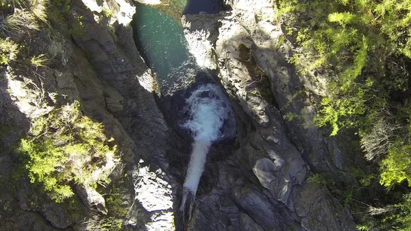 Аэрофотоснимок реки и водопада в Чили — стоковое фото