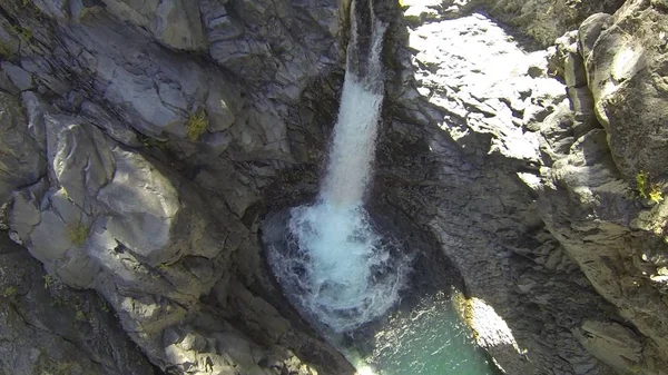 Photo aérienne d'une rivière et d'une cascade au Chili — Photo