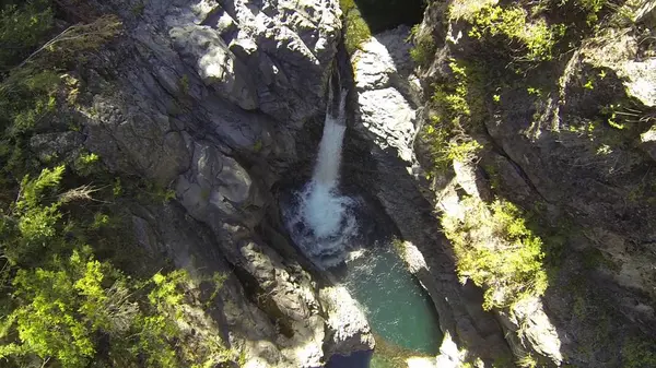 Flyg foto av en flod och vattenfall i Chile — Stockfoto
