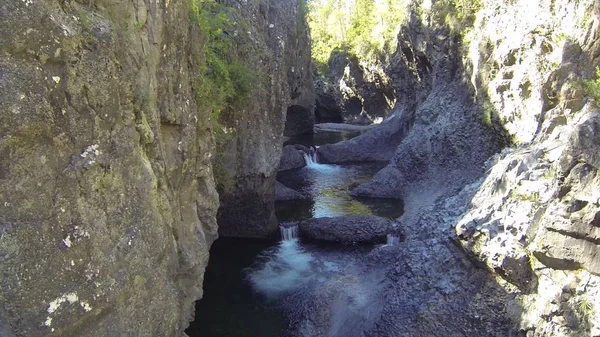 Luchtfoto van een rivier en waterval in Chili — Stockfoto