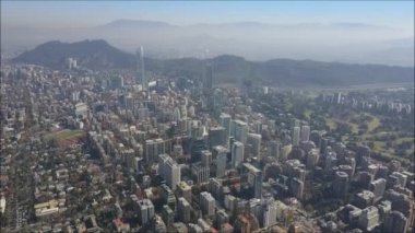 Santiago, Şili için günbatımı ve şehir ışıkları havadan görünümü