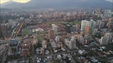Santiago, Şili için günbatımı ve şehir ışıkları havadan görünümü