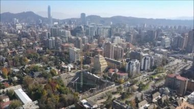 Santiago, Şili için günbatımı ve şehir ışıkları havadan görünümü