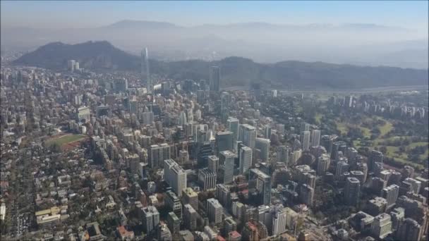 Vista aérea de atardeceres y luces de ciudad en Santiago, Chile — Vídeo de stock