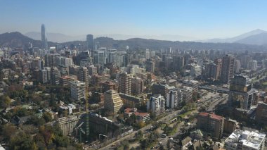 Santiago, Şili için günbatımı ve şehir ışıkları havadan görünümü