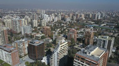 Santiago, Şili için günbatımı ve şehir ışıkları havadan görünümü