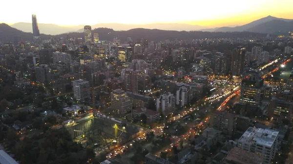 在圣地亚哥，智利的日落和城市灯光的鸟瞰图 — 图库照片