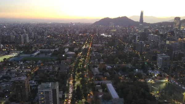 Vista aérea das luzes do pôr do sol e da cidade em Santiago, Chile — Fotografia de Stock