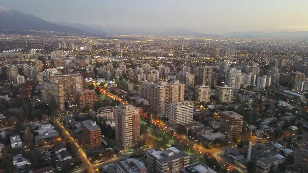 Santiago, Şili için günbatımı ve şehir ışıkları havadan görünümü