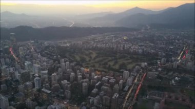 Santiago, Şili için günbatımı ve şehir ışıkları havadan görünümü