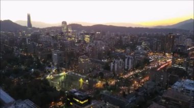 Santiago, Şili için günbatımı ve şehir ışıkları havadan görünümü