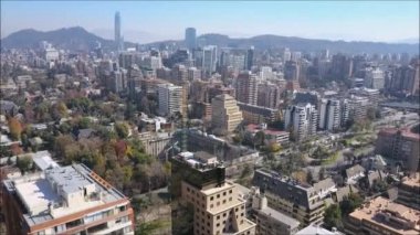 Santiago, Şili için günbatımı ve şehir ışıkları havadan görünümü
