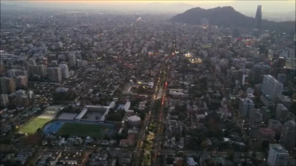 Αεροφωτογραφία του ηλιοβασίλεμα και την πόλη τα φώτα στο Σαντιάγκο, Χιλή — Αρχείο Βίντεο