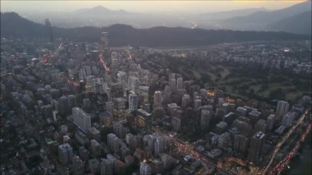 A légi felvétel, naplemente és a város fényei, Santiago, Chile — Stock videók