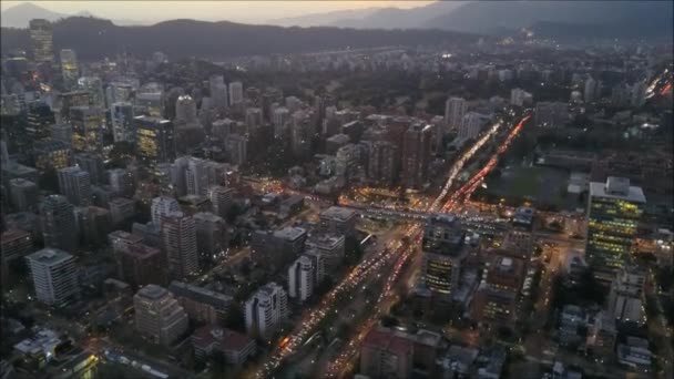 Vista aérea de atardeceres y luces de ciudad en Santiago, Chile — Vídeo de stock