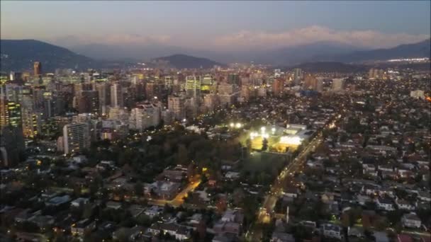 Vista aérea de atardeceres y luces de ciudad en Santiago, Chile — Vídeos de Stock