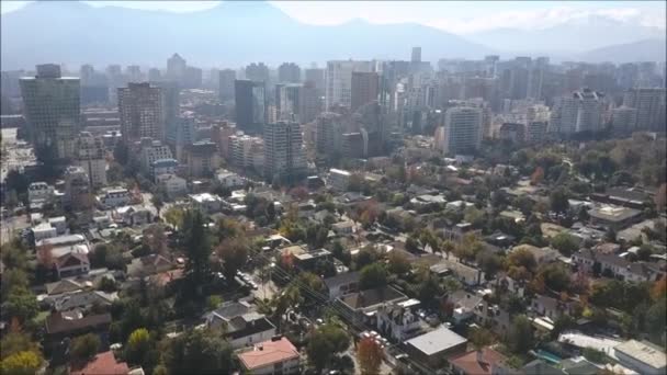 Αεροφωτογραφία του ηλιοβασίλεμα και την πόλη τα φώτα στο Σαντιάγκο, Χιλή — Αρχείο Βίντεο