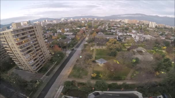 Вид з заходом сонця та місто вогнів в Сантьяго, Чилі — стокове відео