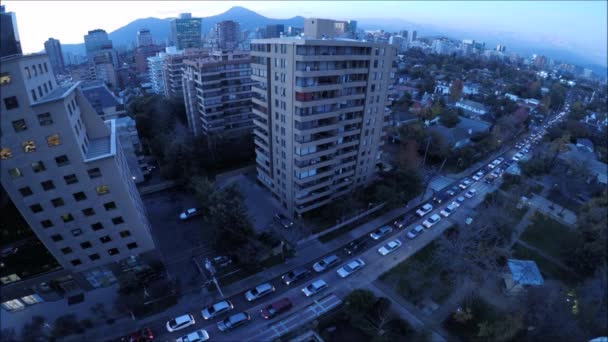 サンティアゴ, チリの夕日と都市のライトの空撮 — ストック動画
