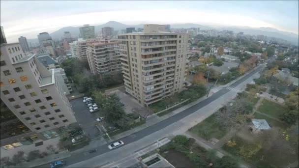 Luchtfoto van de zonsondergang en de stad lichten in Santiago, Chili — Stockvideo