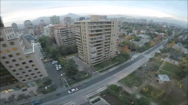 Vista aérea das luzes do pôr do sol e da cidade em Santiago, Chile — Vídeo de Stock