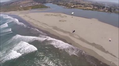 Bir plaj ve Şili kayalarda havadan görünümü