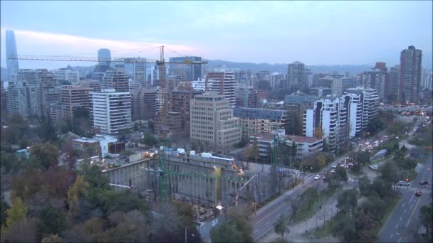 Luces de ciudad y caída de noche en Santiago, Chile — Vídeos de Stock