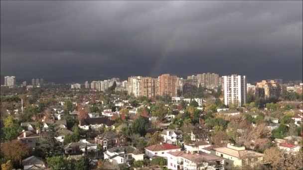 Arc en ciel et vue sur la ville au Chili — Video