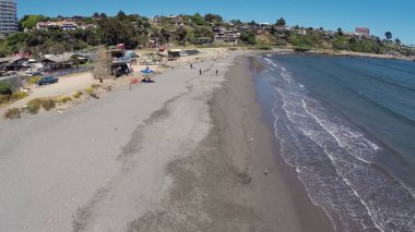 Bir plaj ve Şili kayalarda havadan görünümü