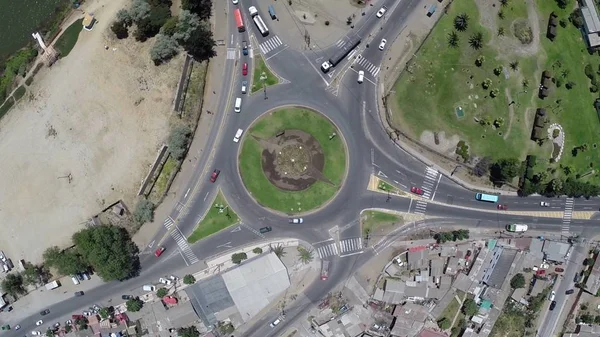 一个回旋处和道路在智利圣地亚哥的鸟瞰图 — 图库照片