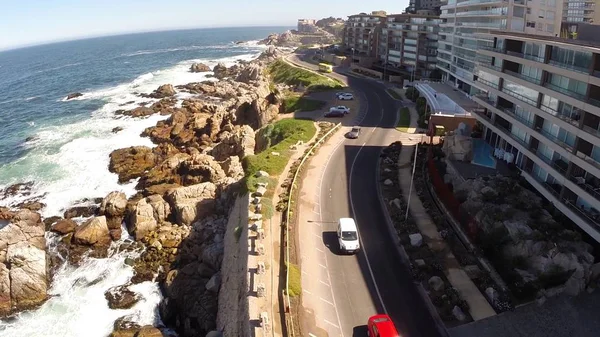 Bir plaj ve Şili kayalarda havadan görünümü