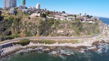 Bir plaj ve Şili kayalarda havadan görünümü