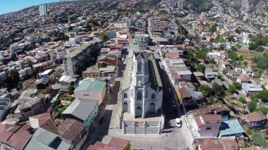 Bir kilise ve şehir http://www.Voices.No/mainissues/mi40008000288.php Şili havadan görünümü