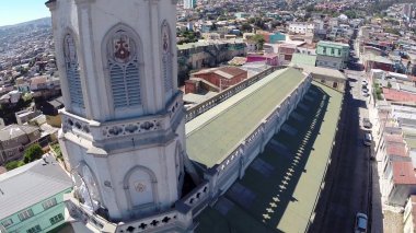 Bir kilise ve şehir http://www.Voices.No/mainissues/mi40008000288.php Şili havadan görünümü