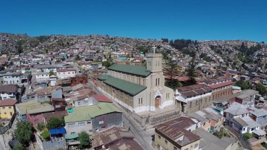 Bir kilise ve şehir http://www.Voices.No/mainissues/mi40008000288.php Şili havadan görünümü