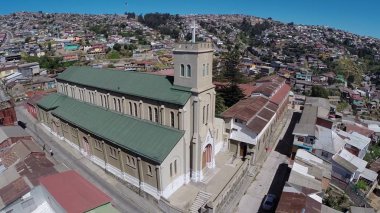Bir kilise ve şehir http://www.Voices.No/mainissues/mi40008000288.php Şili havadan görünümü