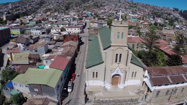 Bir kilise ve şehir http://www.Voices.No/mainissues/mi40008000288.php Şili havadan görünümü