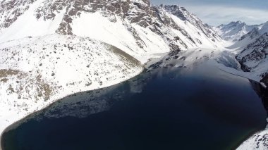 Manzara, dağlar ve göl Santiago, Chile